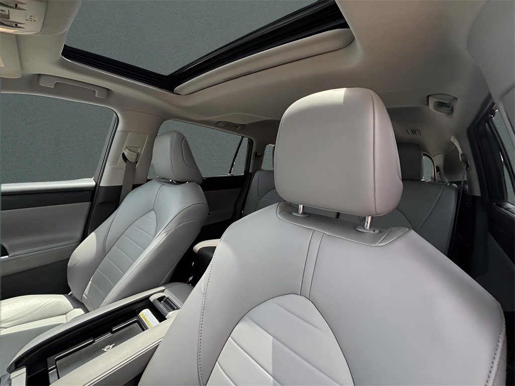 2022 Toyota Highlander Hybrid XLE photo 11