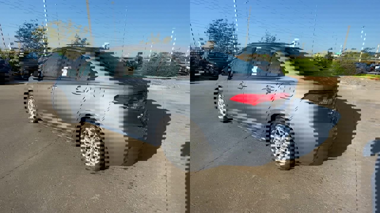2025 Toyota Corolla LE photo 6
