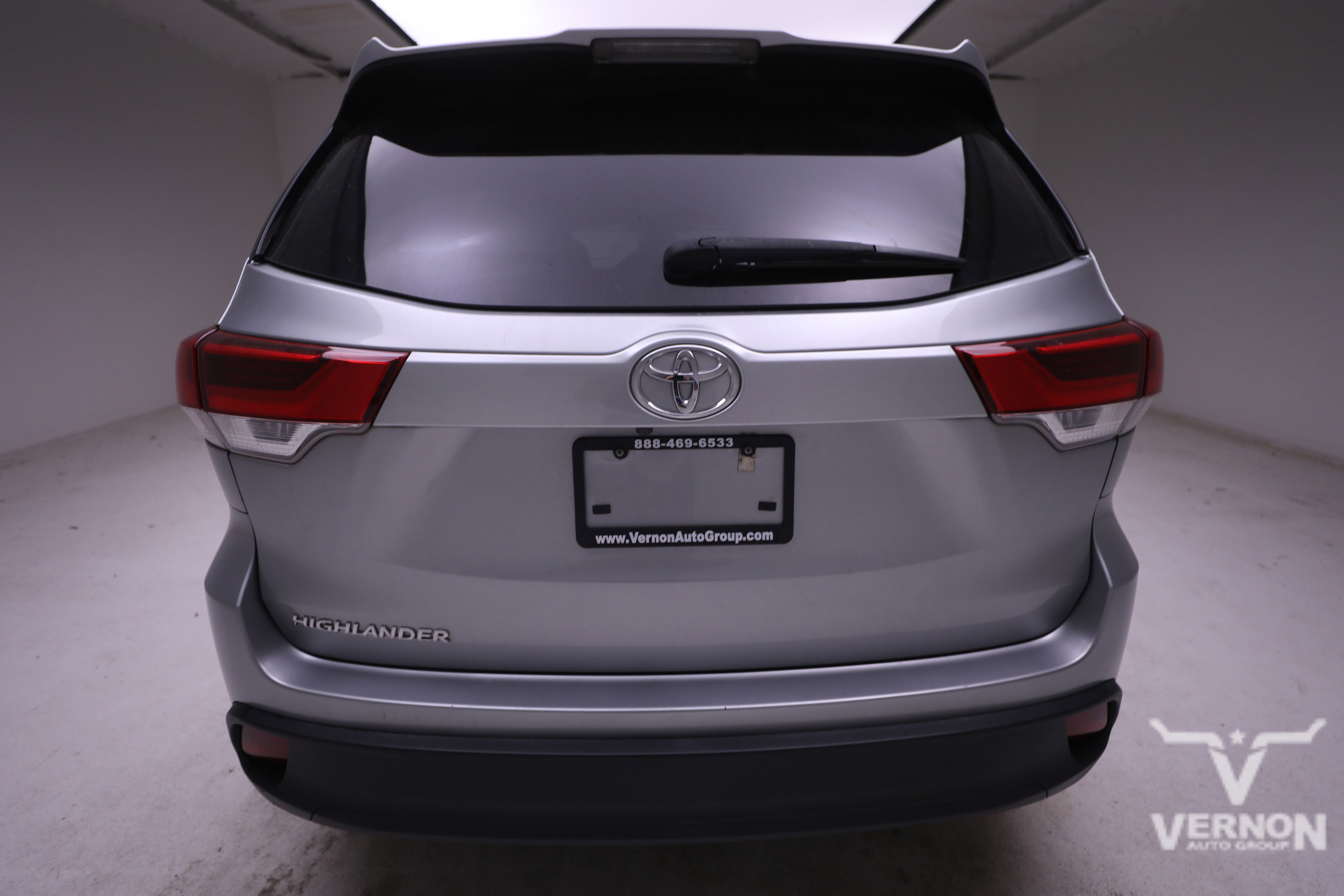 2019 Toyota Highlander LE photo 2