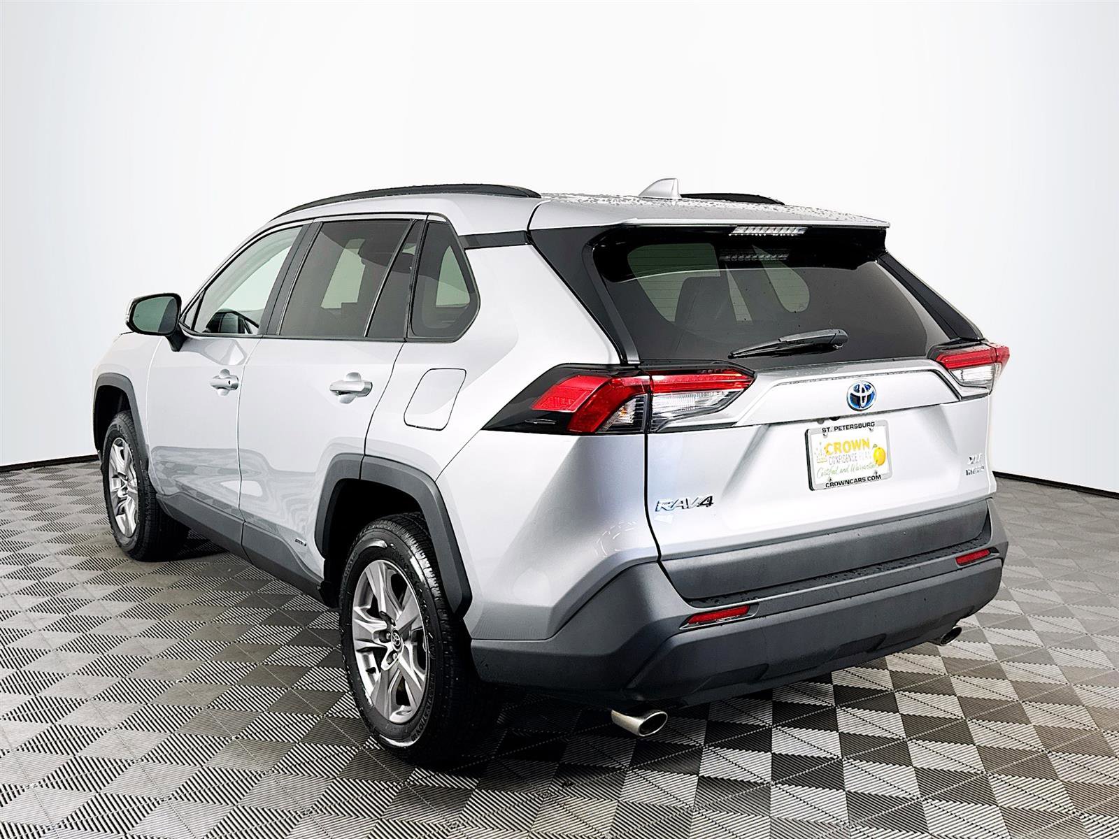 2022 Toyota RAV4 Hybrid XLE photo 4