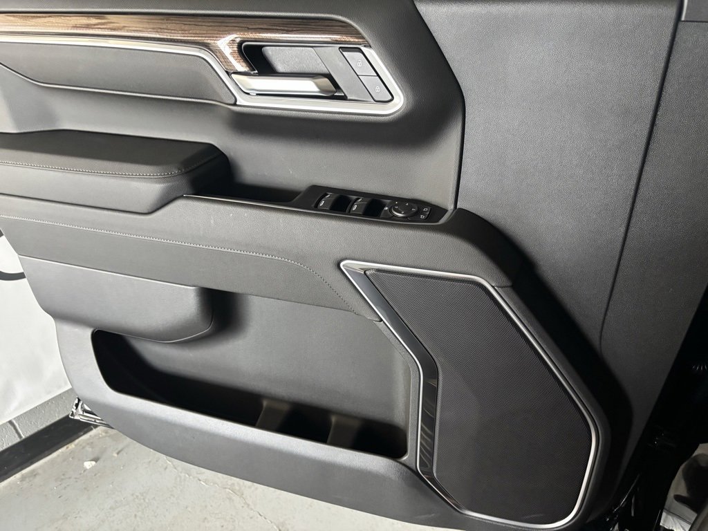 2025 Chevrolet Silverado 1500 LT photo 3