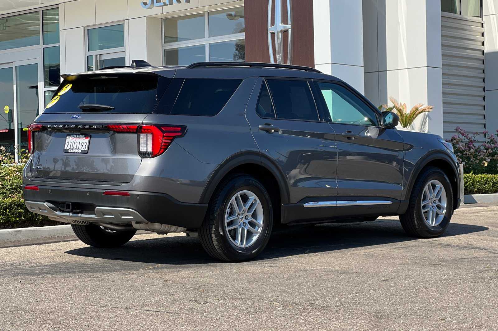 2025 Ford Explorer photo 3