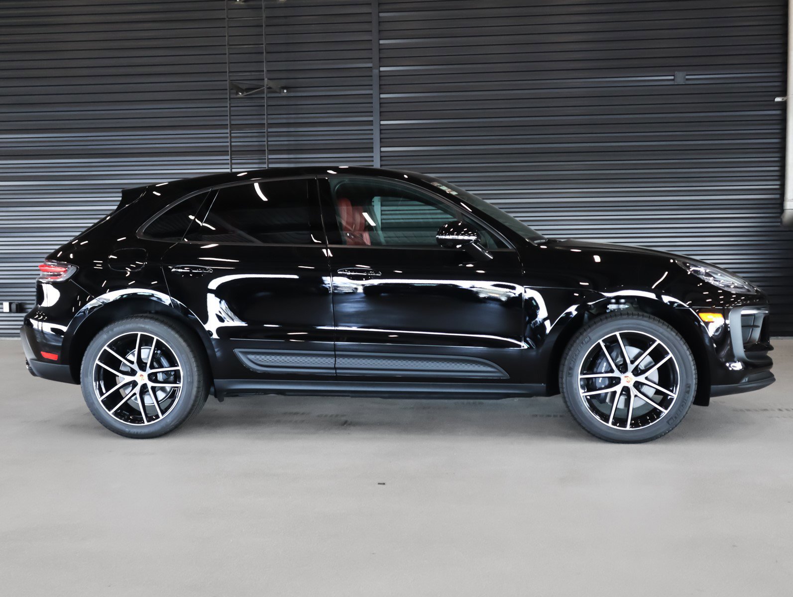 2025 Porsche Macan T photo 10