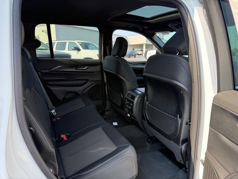 2025 Jeep Grand Cherokee Laredo X photo 5