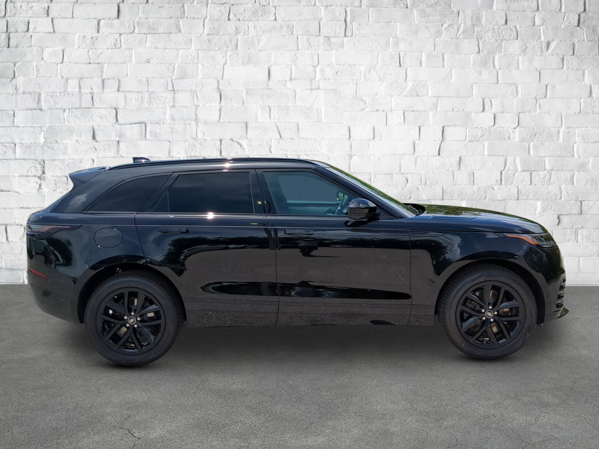 2026 Land Rover Range Rover Velar SE photo 6