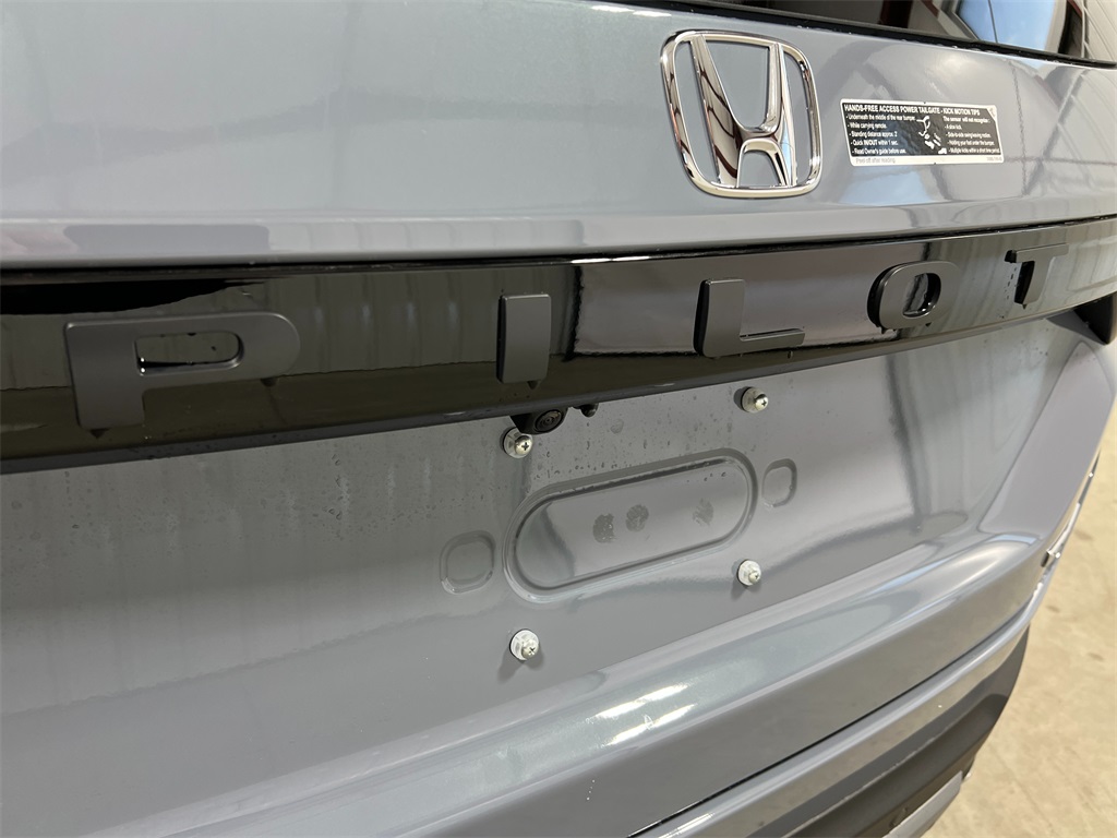 2025 Honda Pilot Touring photo 2