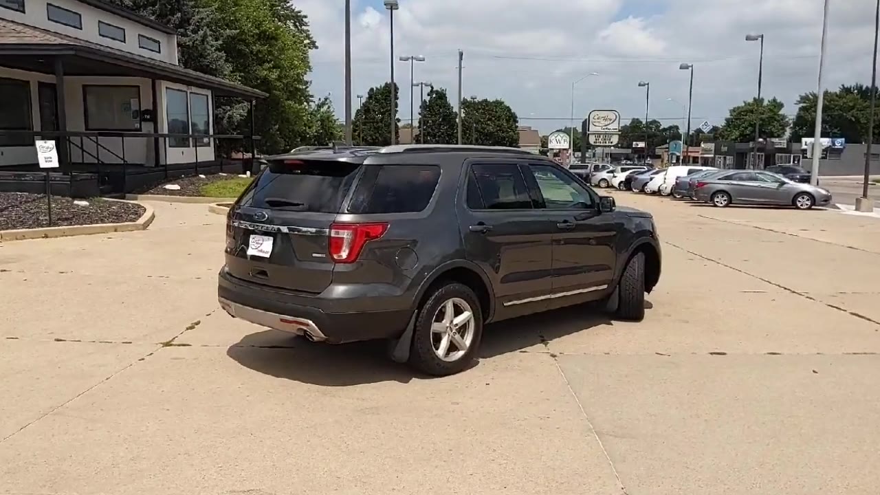 2016 Ford Explorer XLT photo 2