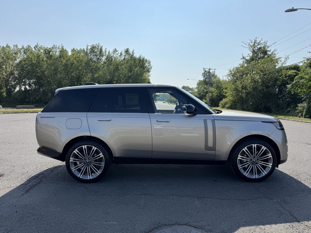 2025 Land Rover Range Rover SE photo 3