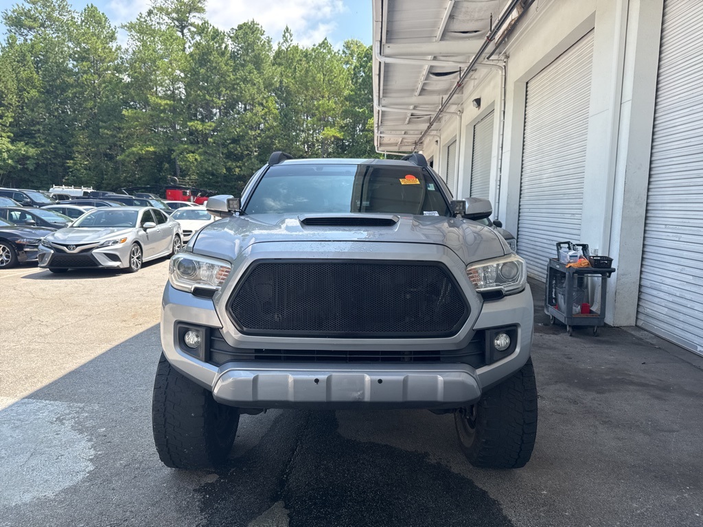 2016 Toyota Tacoma TRD Sport photo 2