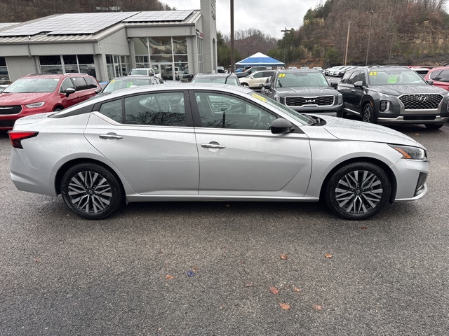 2024 Nissan Altima 2.5 SV photo 2