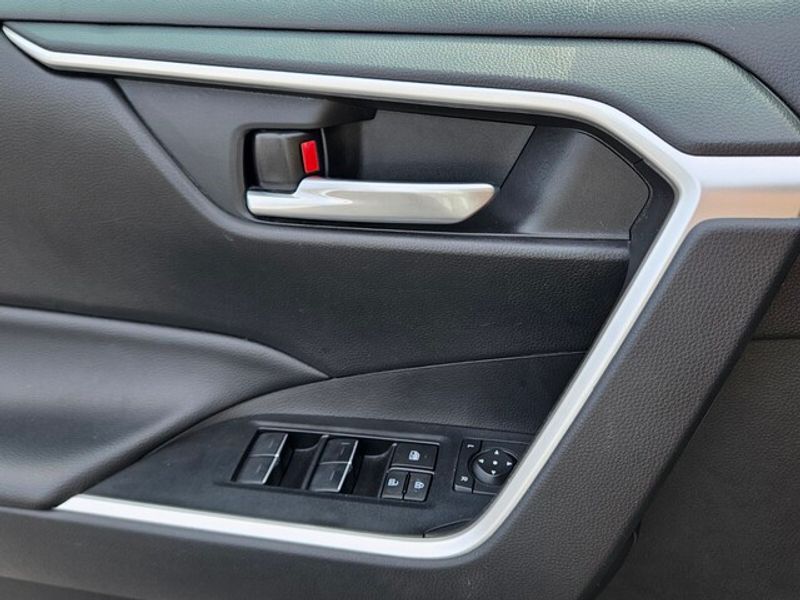 2023 Toyota RAV4 XLE photo 27
