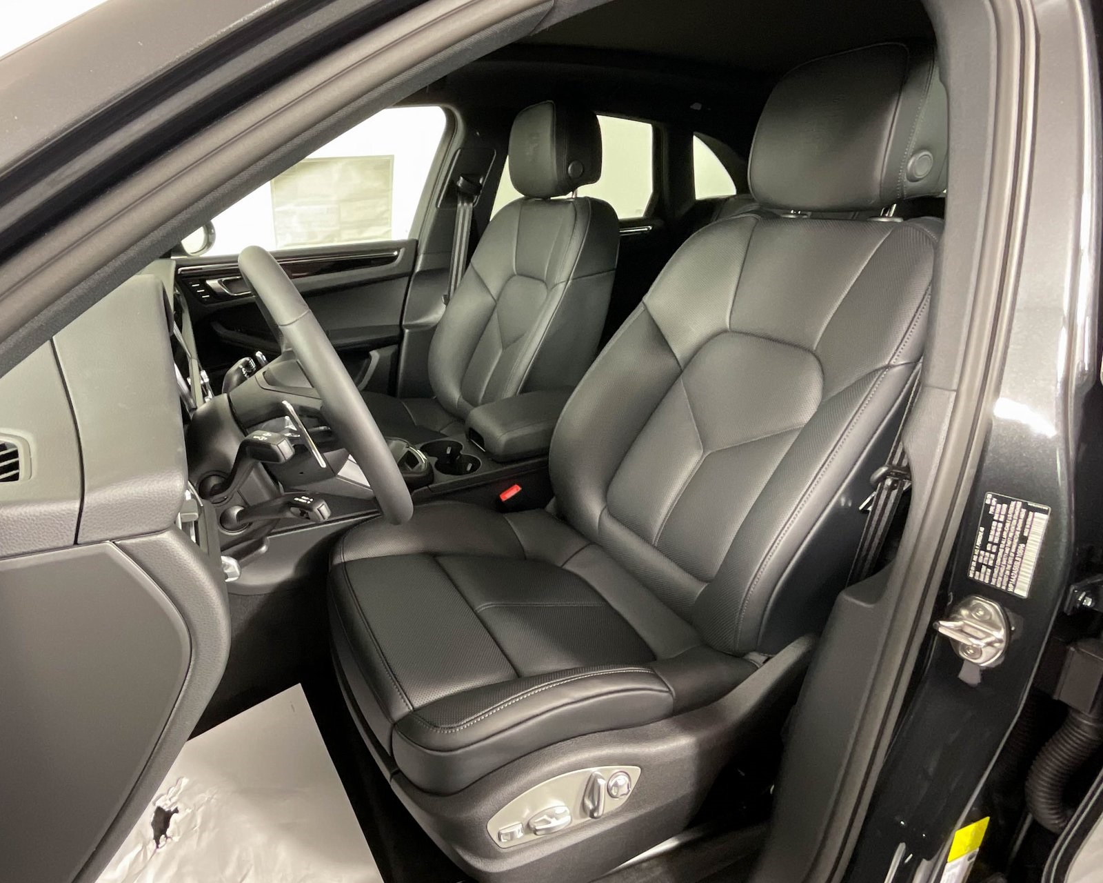 2025 Porsche Macan T photo 5