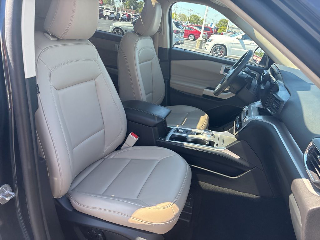 2023 Ford Explorer XLT photo 18