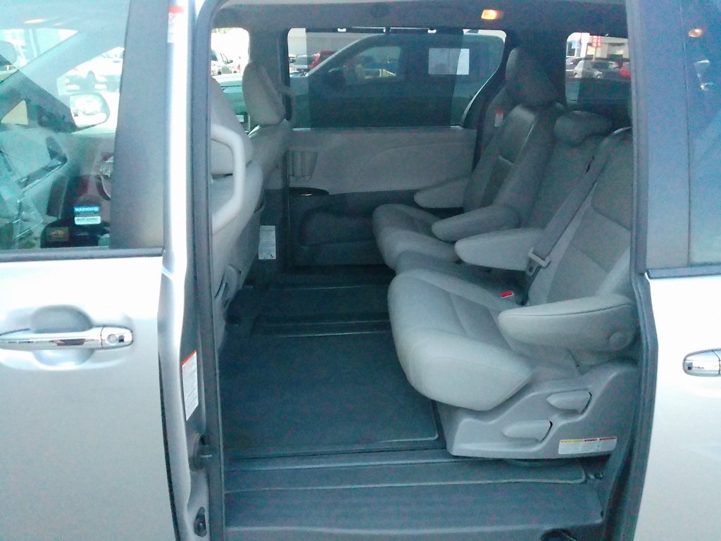 2018 Toyota Sienna XLE photo 19