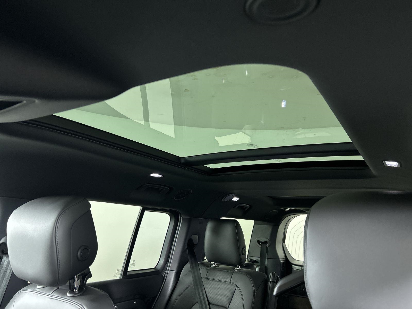 2025 Land Rover Defender 130 X-Dynamic SE photo 9