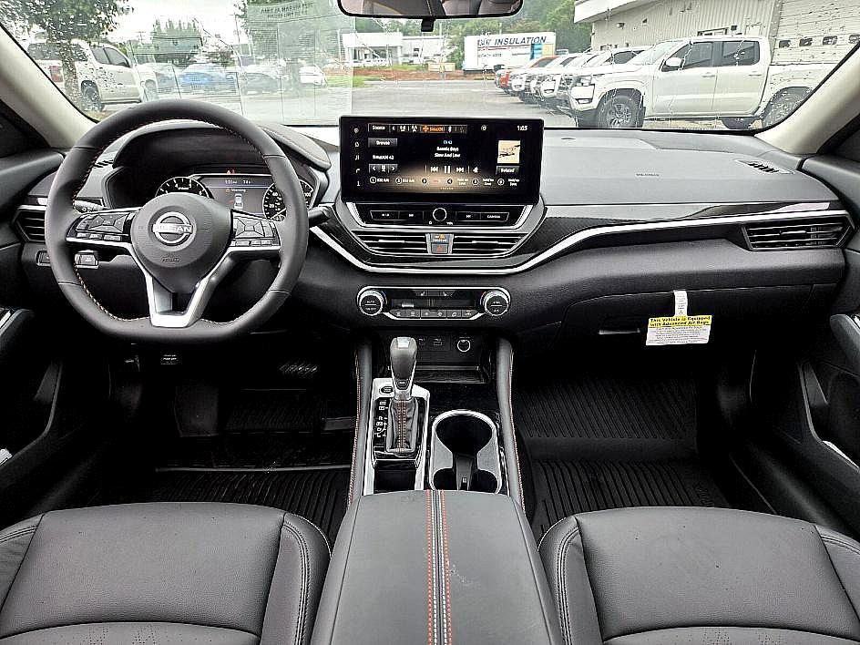 2025 Nissan Altima SR photo 9