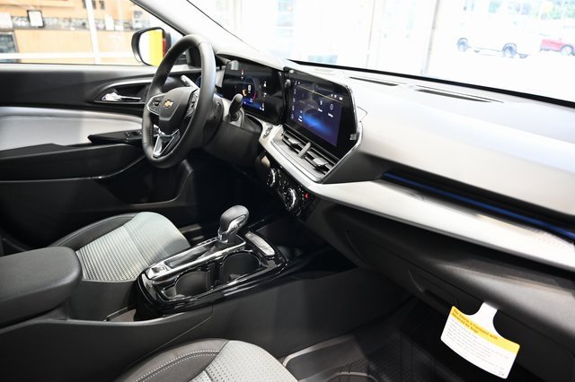 2025 Chevrolet Trax LT photo 13
