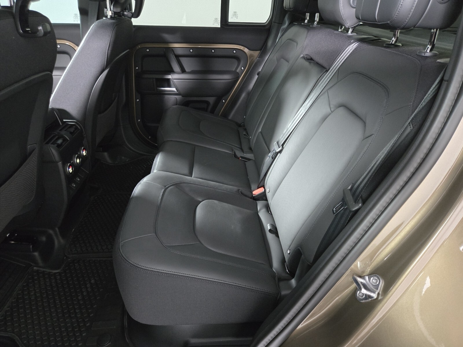 2025 Land Rover Defender 110 photo 4