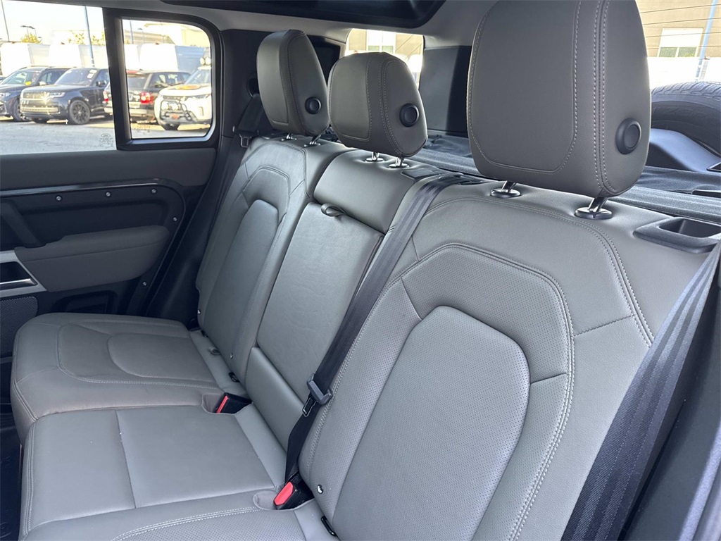 2023 Land Rover Defender 110 S photo 14