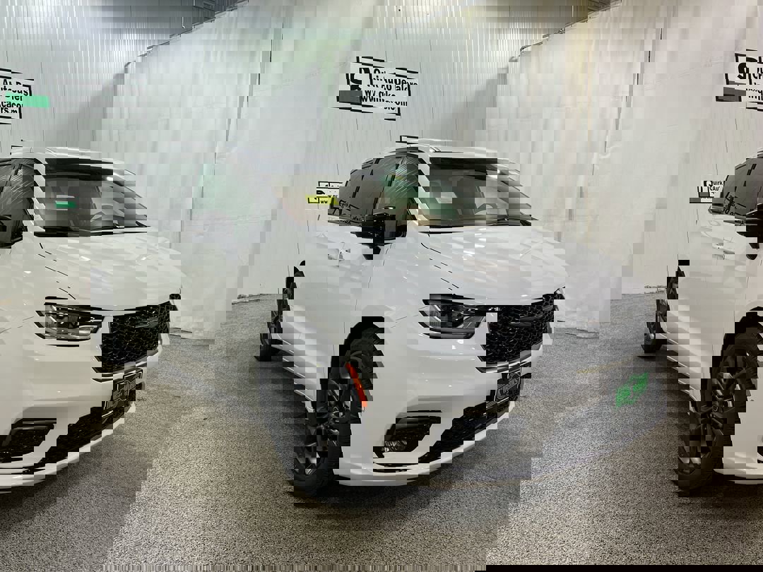 2026 Chrysler Pacifica Select's photo