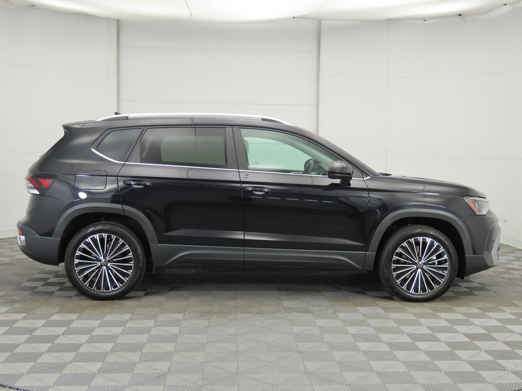 2025 Volkswagen Taos SE photo 4