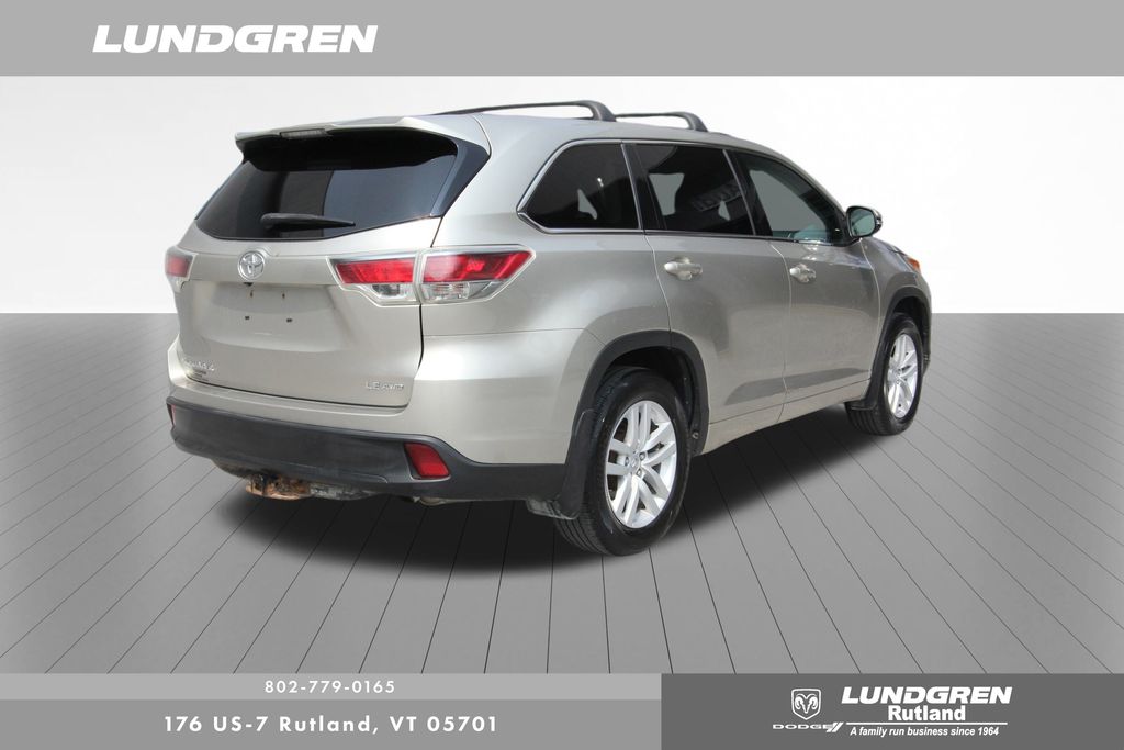 2015 Toyota Highlander LE Plus photo 3