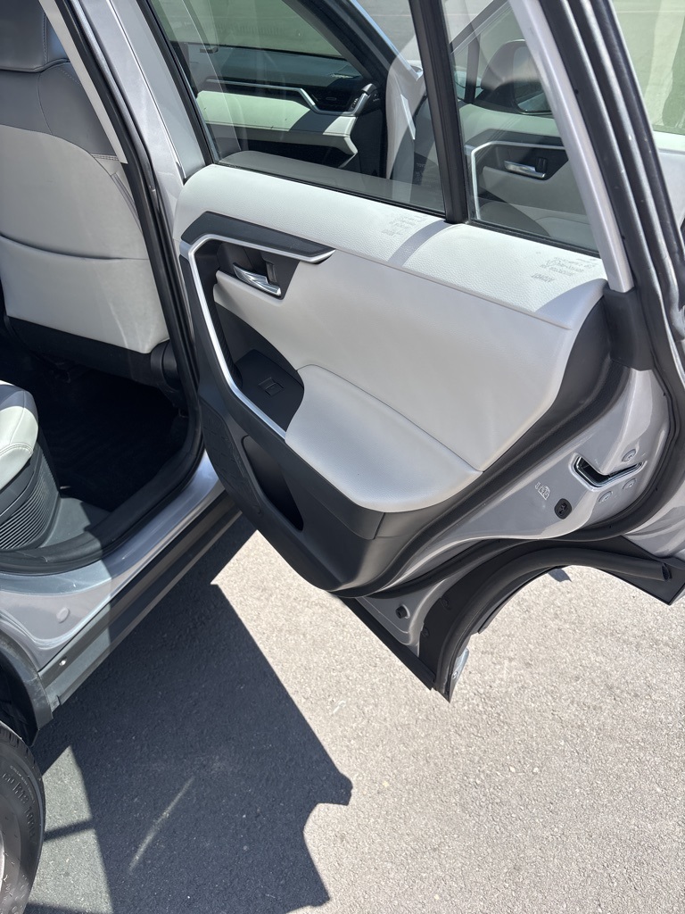 2022 Toyota RAV4 Hybrid XLE Premium photo 13