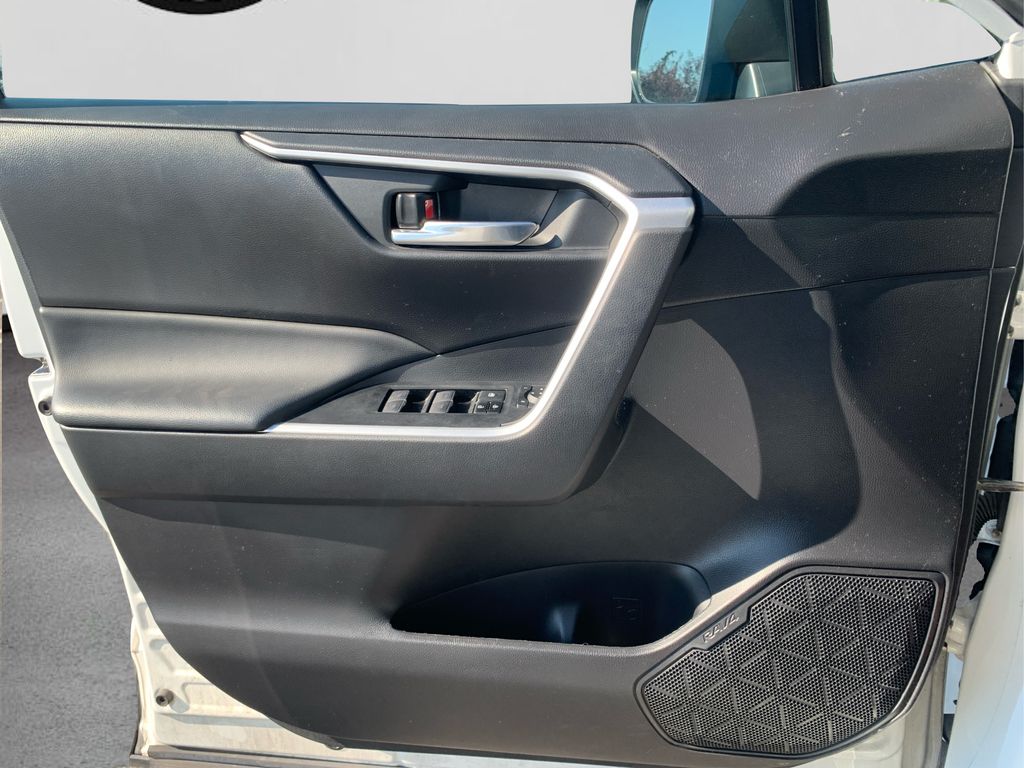 2022 Toyota RAV4 XLE photo 21