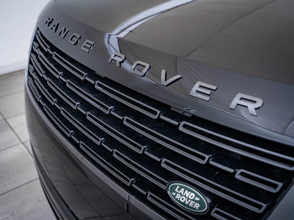 2025 Land Rover Range Rover SE photo 3