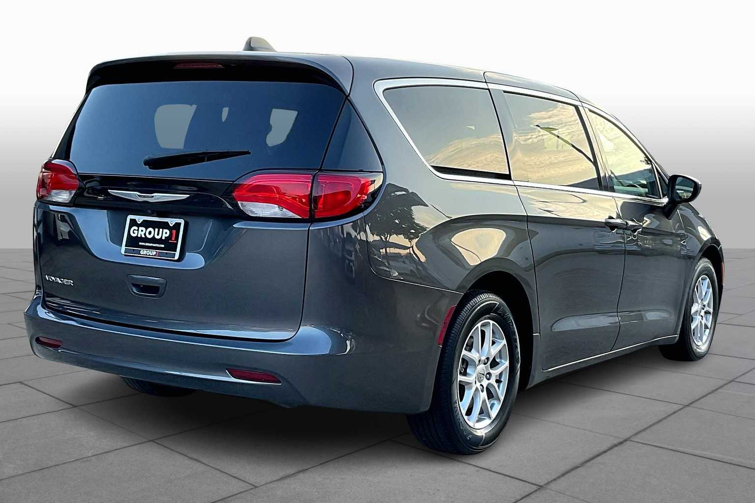 2022 Chrysler Voyager LX photo 11