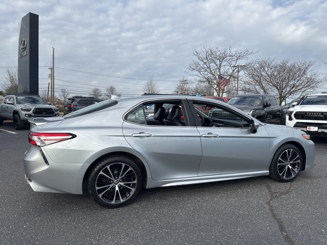 2020 Toyota Camry SE photo 3