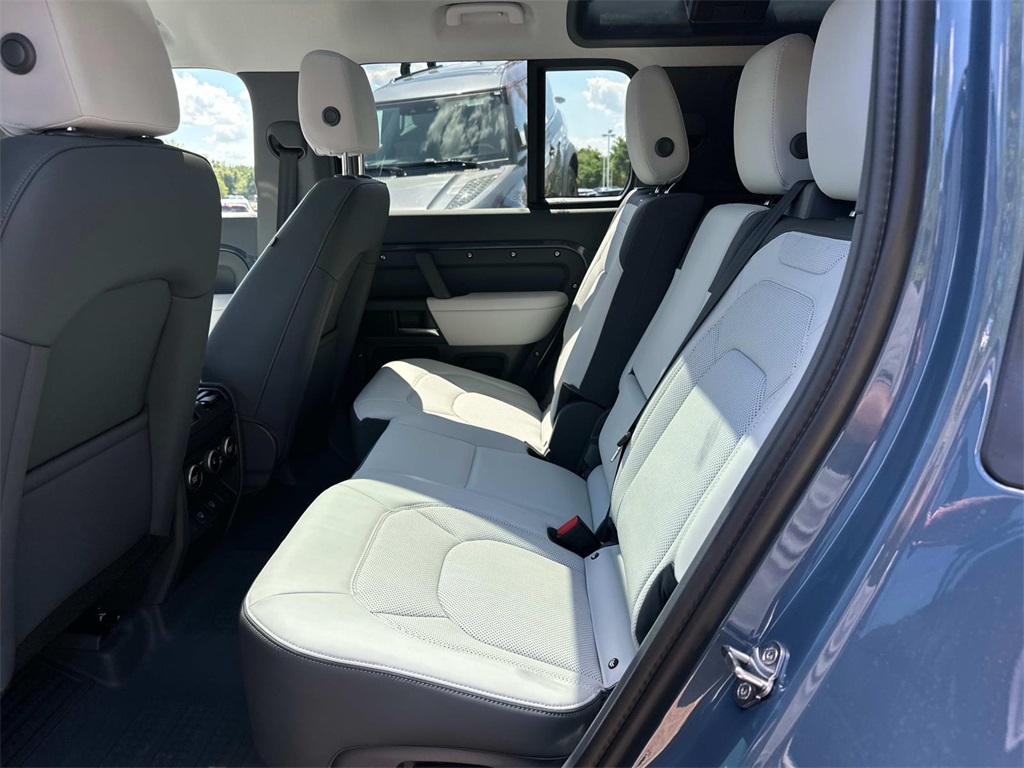 2025 Land Rover Defender 110 S photo 8