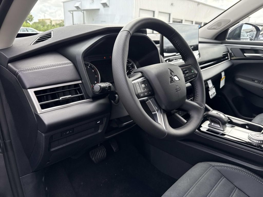 2025 Mitsubishi Outlander SE photo 19