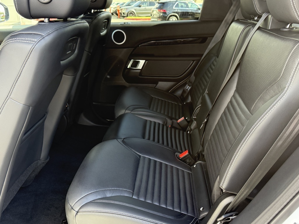 2025 Land Rover Discovery S photo 21