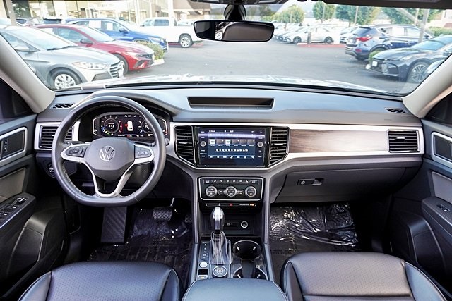 Used 2022 Silver Volkswagen 3.6L V6 SE w/Technology image 18