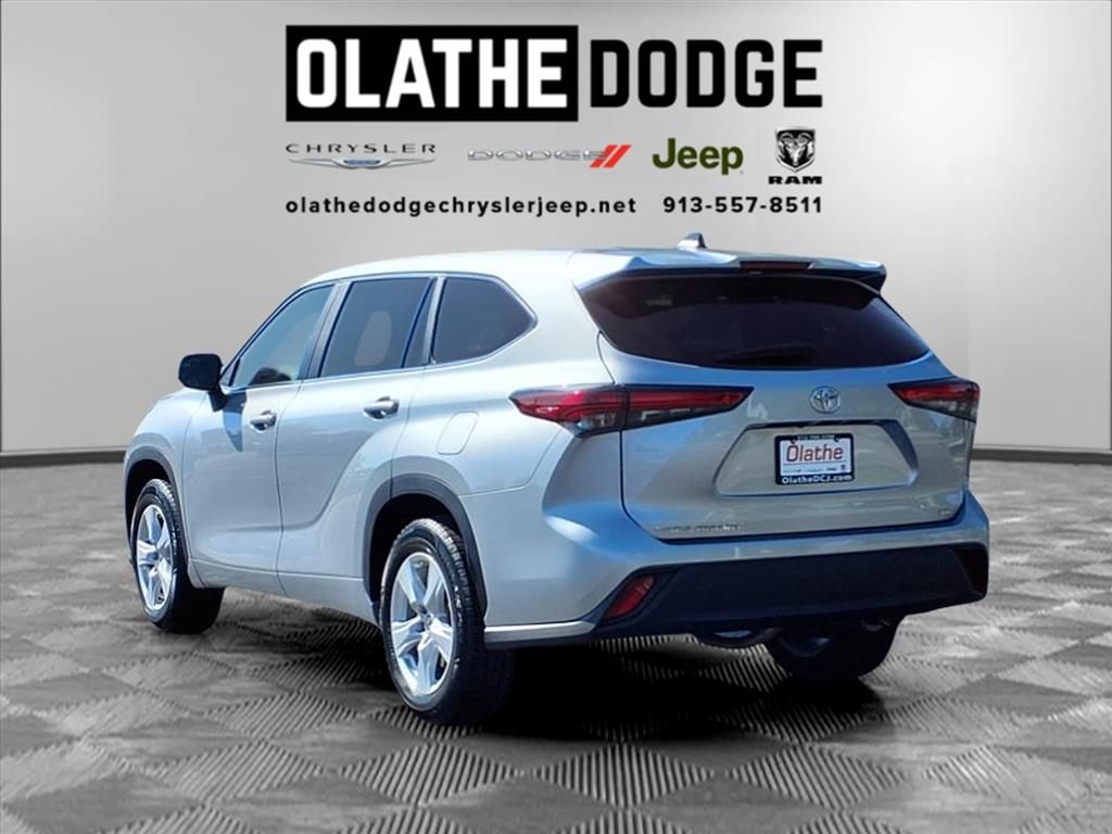 2023 Toyota Highlander L photo 3