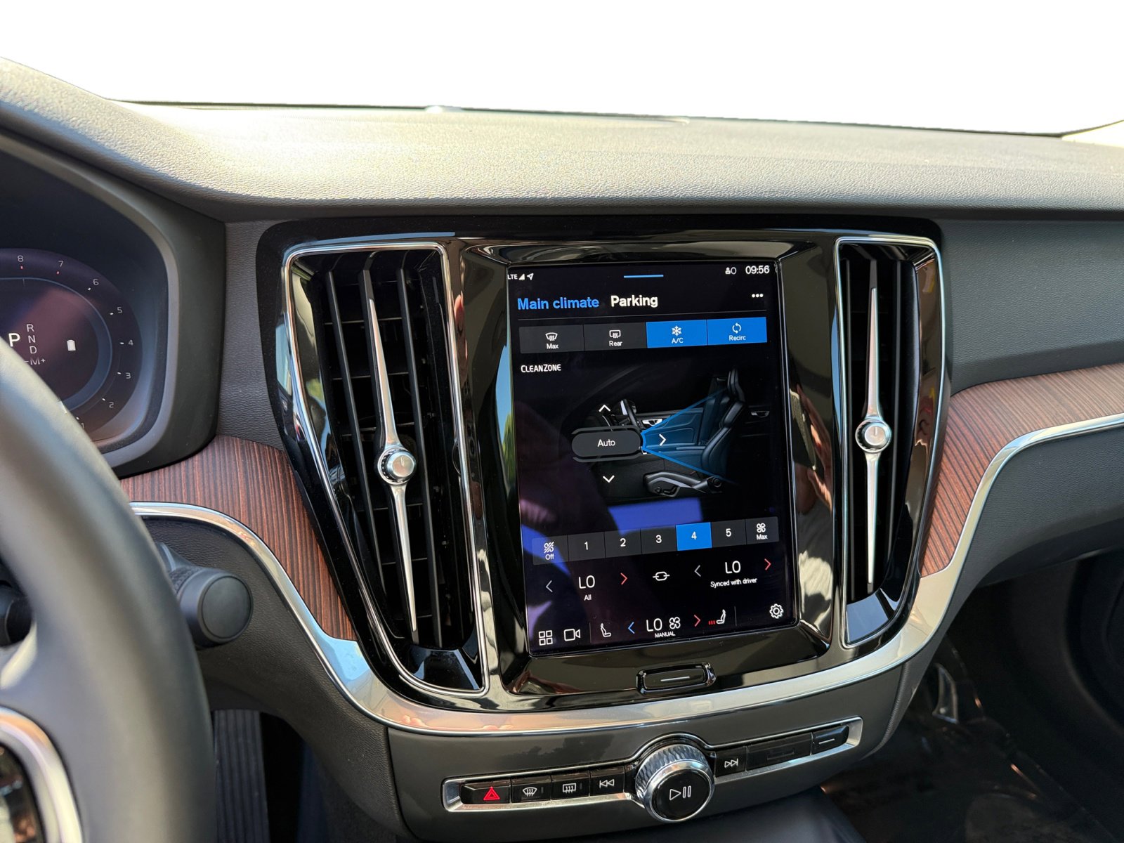 2024 Volvo S60 B5 Plus photo 12