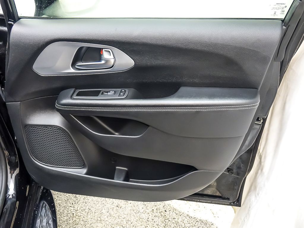2021 Chrysler Pacifica Touring L photo 23