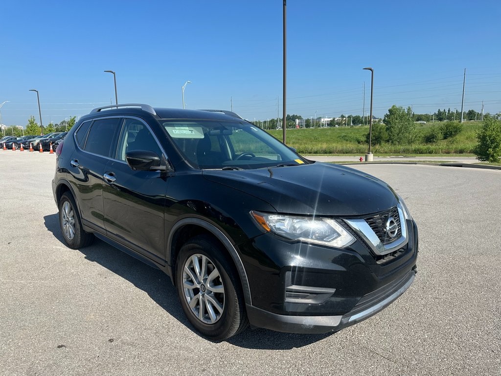 2017 Nissan Rogue SV photo 3