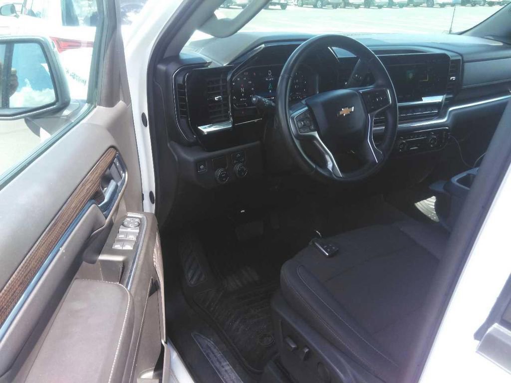 2025 Chevrolet Silverado 1500 LT photo 3