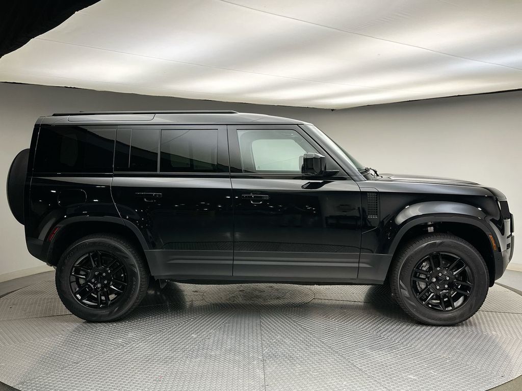 2026 Land Rover Defender 110 photo 4