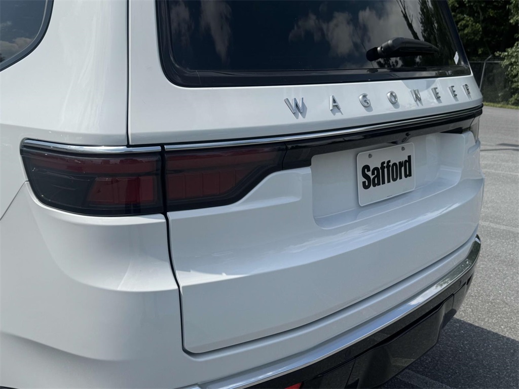 2025 Jeep Wagoneer Daytona R/T photo 10