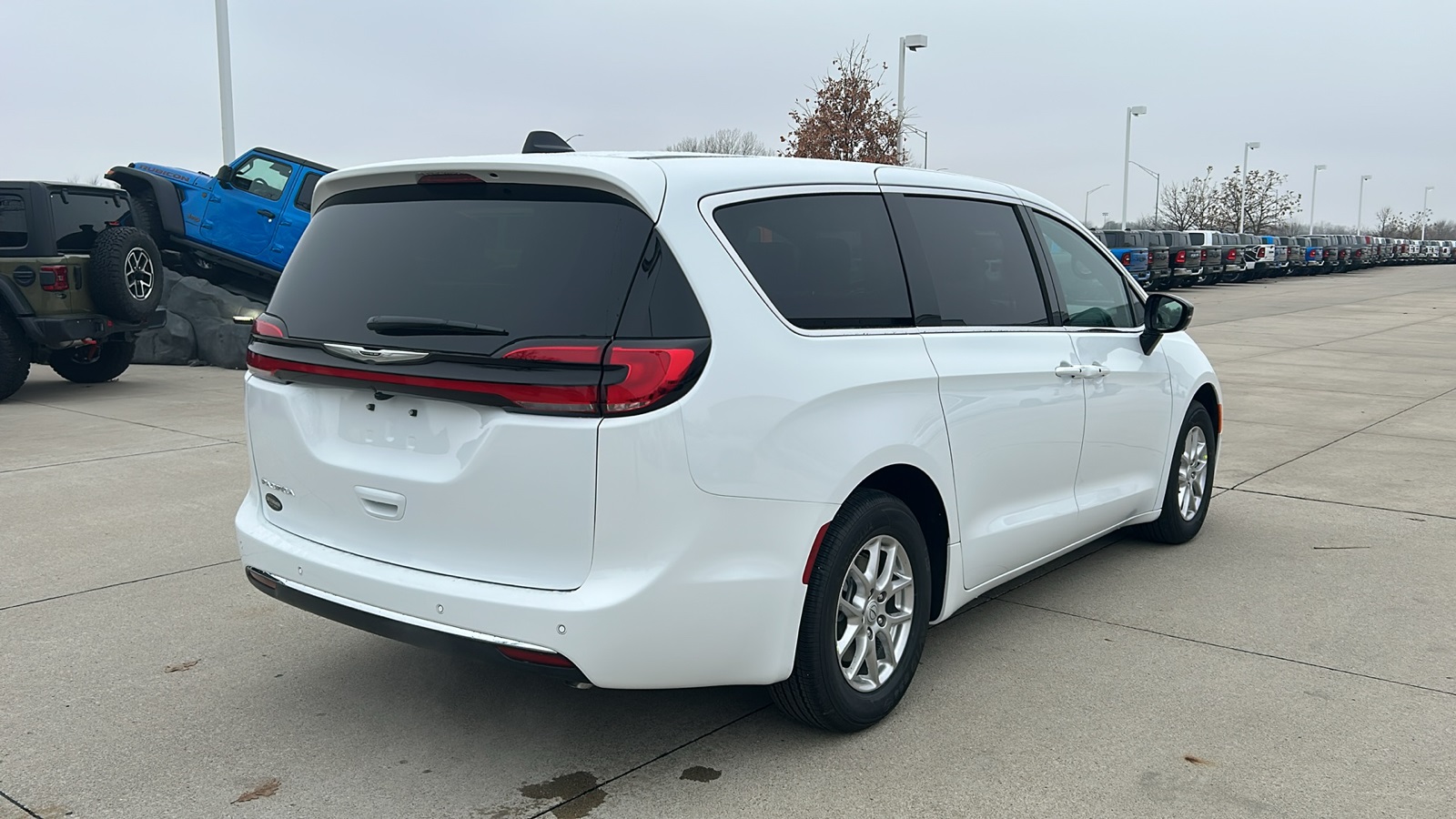 2026 Chrysler Pacifica photo 3