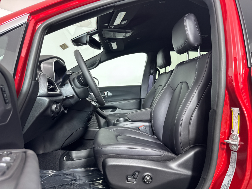 2026 Chrysler Pacifica photo 4