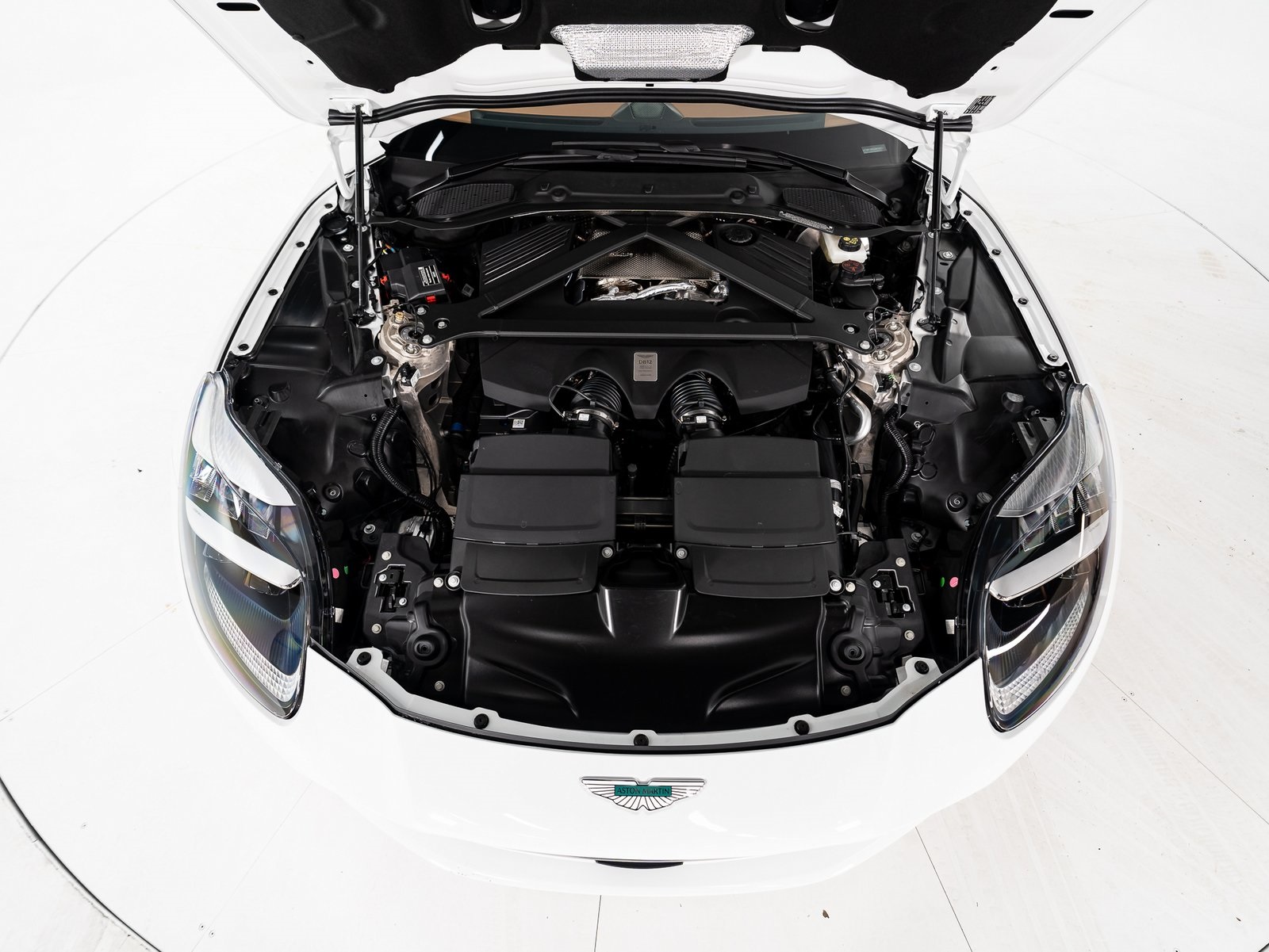 2025 Aston Martin DB12 photo 41