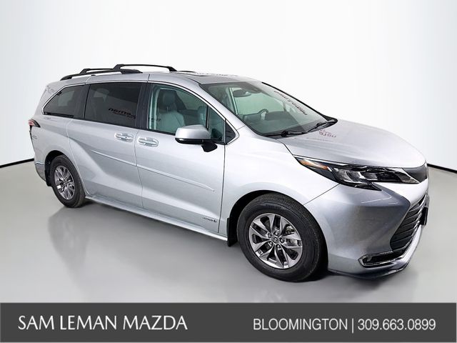 2021 Toyota Sienna XLE's photo