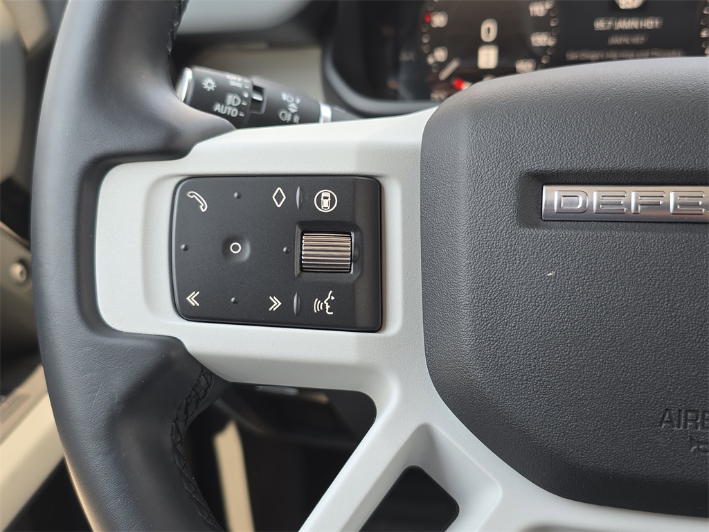 2025 Land Rover Defender 110 X-Dynamic SE photo 13