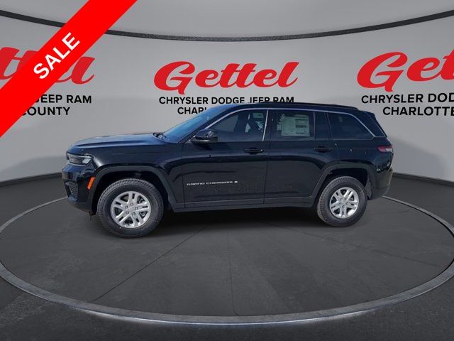 2025 Jeep Grand Cherokee Laredo photo 3
