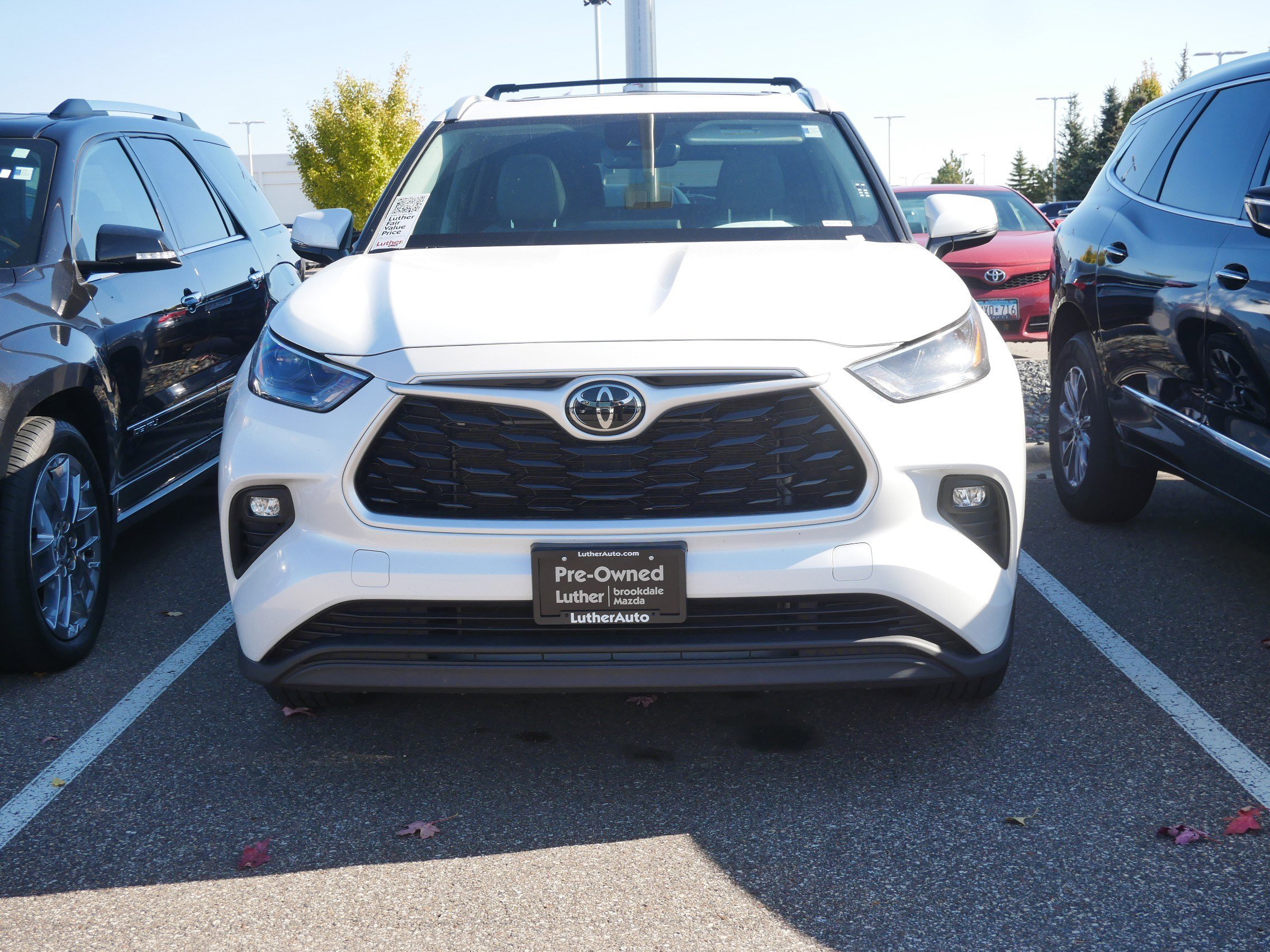 Used 2022 Toyota Highlander XLE with VIN 5TDGZRBH0NS257627 for sale in Brooklyn Center, Minnesota