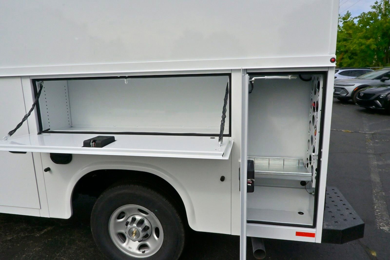 2025 Chevrolet Express 3500 Work Van Cutaway photo 4